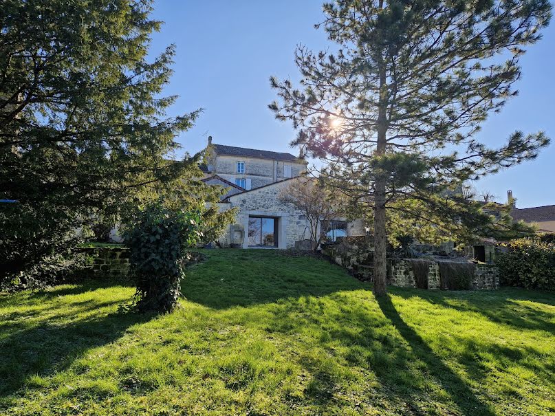 Vente maison 8 pièces 304 m² à Villebois-Lavalette (16320), 386 000 €