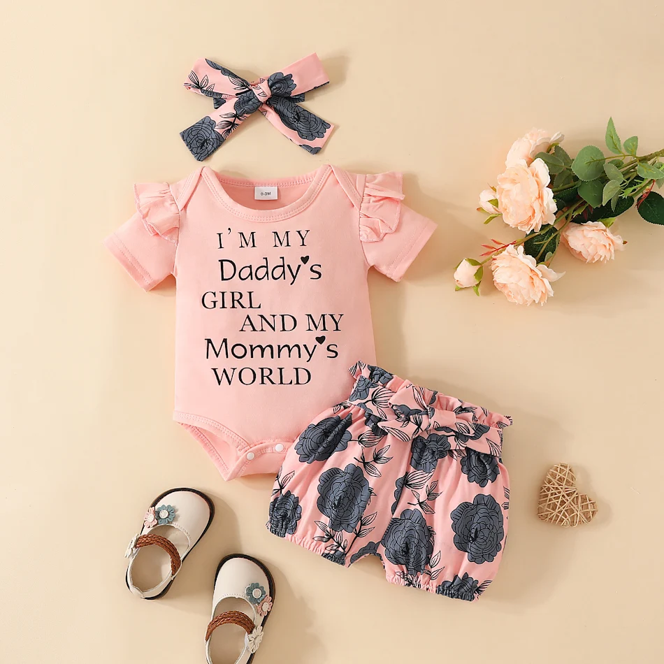 Baby meisjes zomer set met letter top, riem, schattige bloemenbroek, perfect voor warme dagen, comfortabel en schattig.