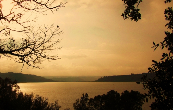 Pomeriggio piovoso, sul lago di Carmelo Vecchio