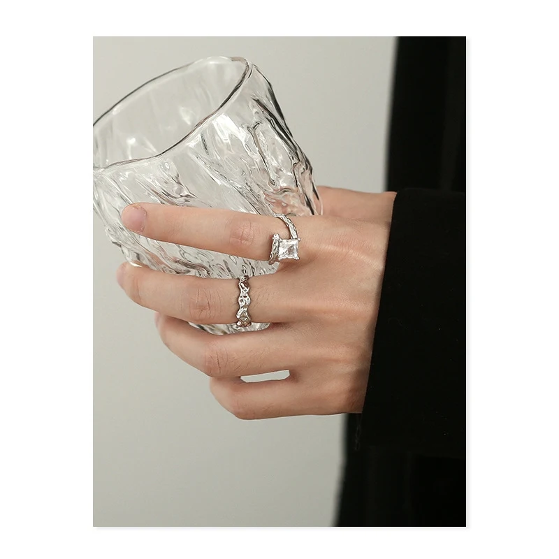 Title 4, Retro Openende Ring met een niche design en lic...