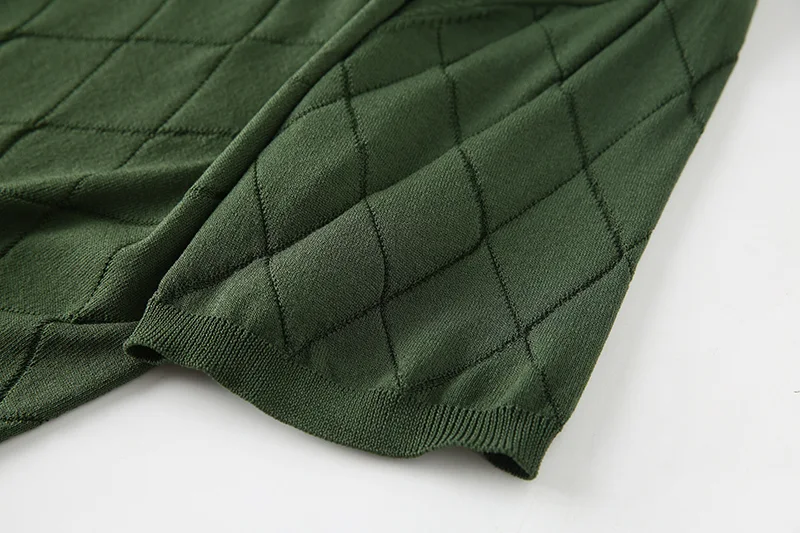 Camiseta de manga corta Diamond Lattice Lapel con tejido de punto elástico para un estilo moderno, comodidad y ajuste flexible.