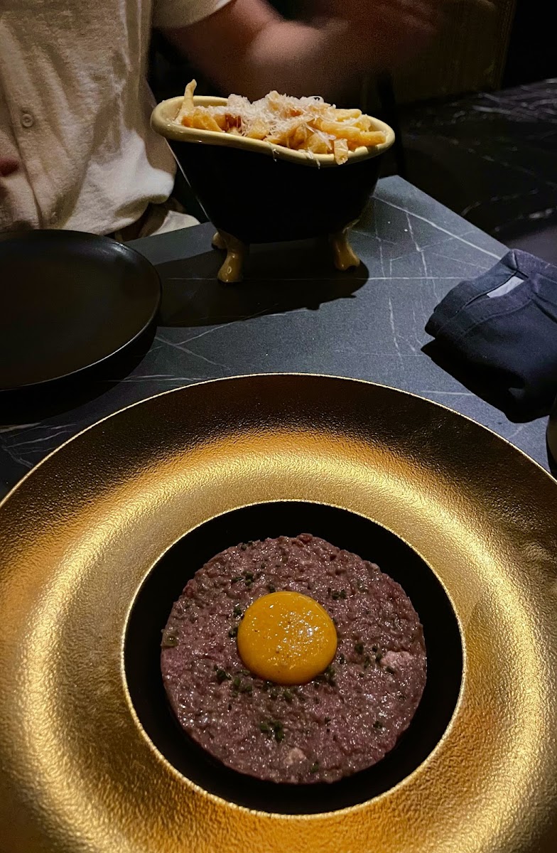 Steak tartare with truffle fries