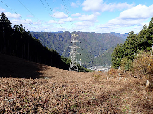 鉄塔電線路下を降りる