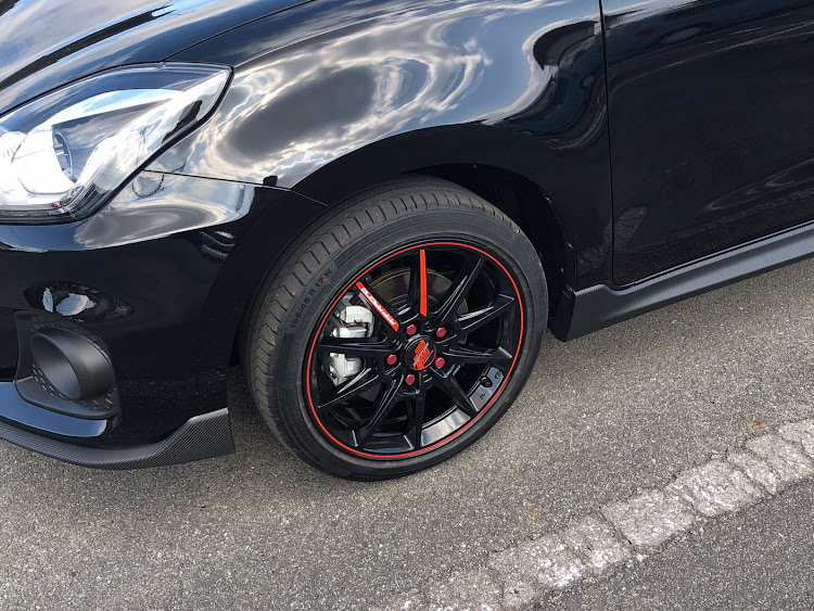 スイフトスポーツのblack-CATさんが投稿したカスタム事例の投稿画像1枚目