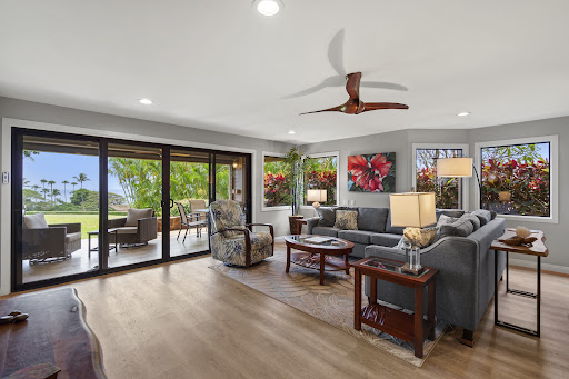 Buy this luxury apartment / penthouse in Lahaina (United States) - Spacious living room with lush garden view