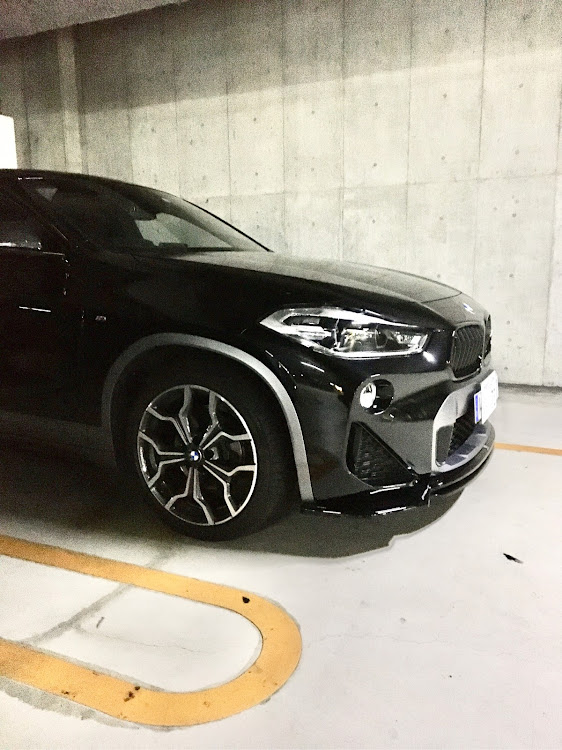 X2のBMW X2・目指せPickUpCars・ピックアップ一度でも載ってみたい・駐車場でパシャリ・納車1周年に関するカスタム事例の投稿画像2枚目