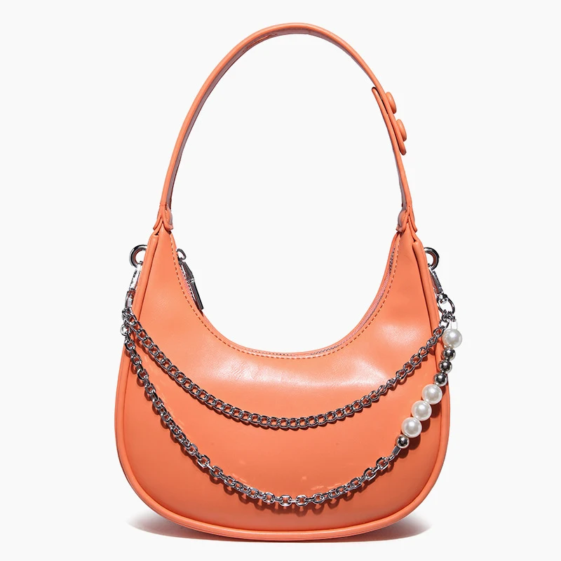 Tašna ispod pazuha sa bisernim lancem, na jedno rame ili crossbody, saddle torba, elegantna i praktična za svakodnevnu upotrebu.