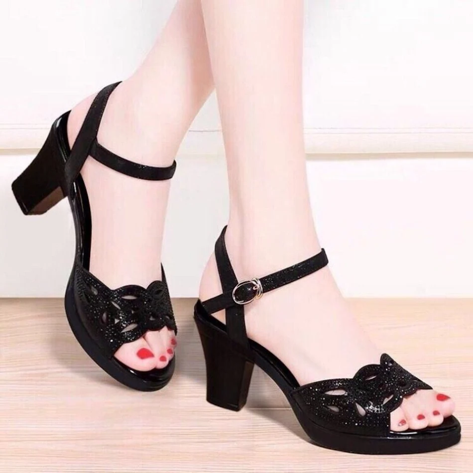Chaussures pour mères à talon moyen, bouche de poisson, semelle souple et diamants. Confort et style pour femmes.