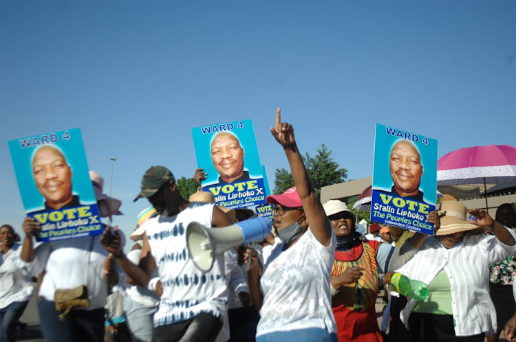 Stalin Liphoko's supporters gathered outside his house singing anti-ANC candidate songs. The outgoing councillor is contesting as an independent in the upcoming polls.