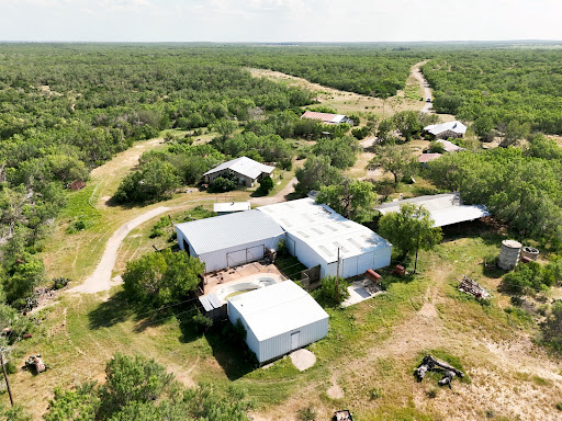Rural farm building complex - Farmhouse purchase in Pearsall, 2 bedrooms