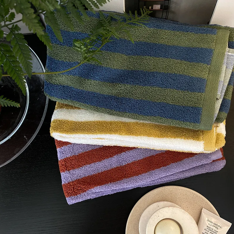 Vertikal gestreiftes Woll-Badetuch für luxuriösen Komfort. Weich, saugfähig und stilvoll. Erleben Sie ein Spa-Gefühl zu Hause.
