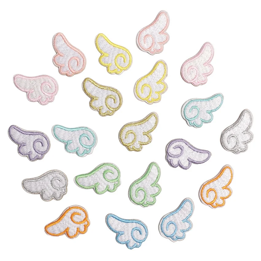 Écusson en tissu brodé d'ailes d'ange pour ordinateur. Idéal pour personnaliser vêtements, sacs et projets de couture, ajoutant une touche céleste à vos créations.