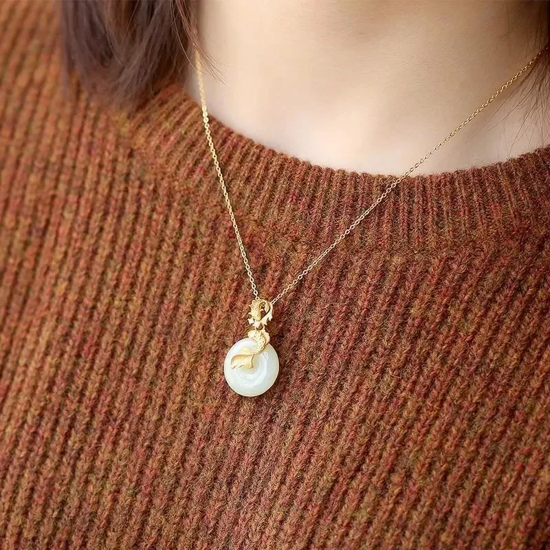 Koi Hetian Jade Vredesgesp Retro Hanger, unieke persoonlijkheid, een sieraad voor stijl, innerlijke rust en het aantrekken van geluk.