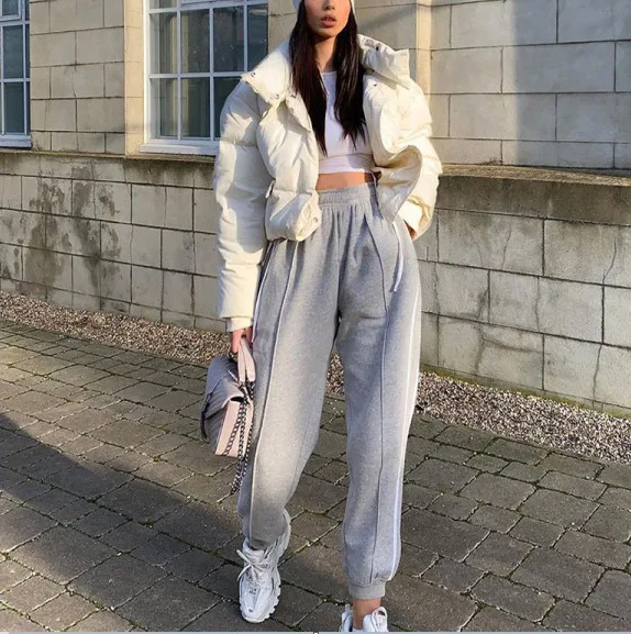 Pantaloni casual a vita alta e cropped, perfetti per un look versatile e alla moda. Ideali per ogni occasione, comodi e facili da abbinare.