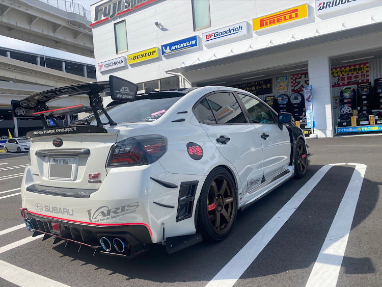 WRX STIのタイヤ交換・アドバンネオバ AD09・タイヤはフジ〜♪・また安心して遊べるねに関するカスタム事例の投稿画像1枚目