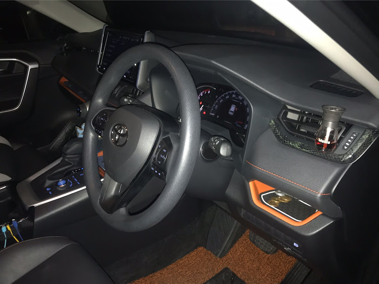 RAV4のどこが変わったか、分かるかなぁ😏・ラッピング難しい・(大嘘)に関するカスタム事例の投稿画像1枚目