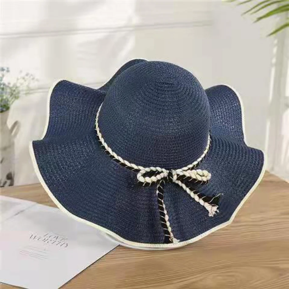Chapeau de soleil de vacances polyvalent avec nœud en dentelle, protection solaire élégante et accessoire parfait pour les fêtes.
