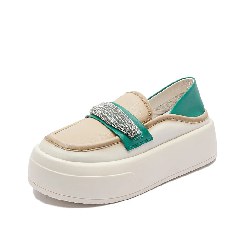 Chaussures blanches à plateforme et talon caché pour femmes. Élégance et confort, idéales pour rehausser votre style au quotidien.