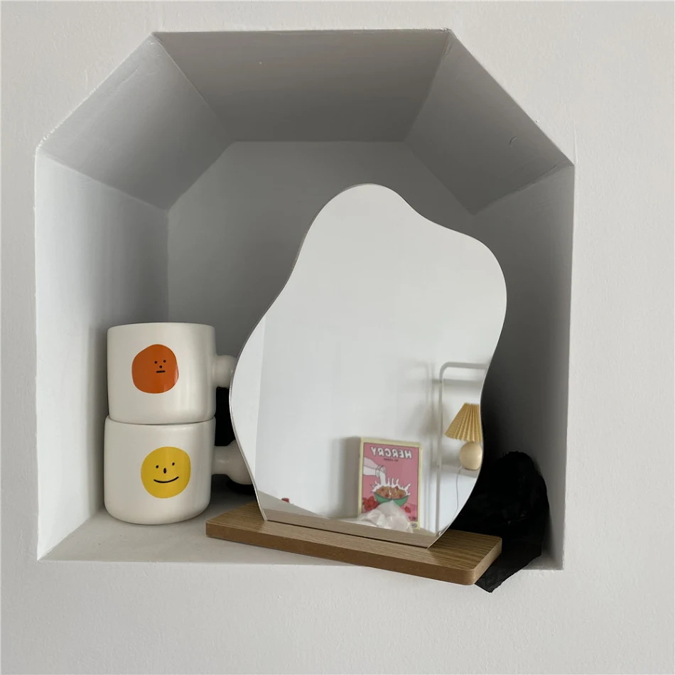 Espelho de Maquiagem Irregular Acrílico Decorativo com Base de Madeira para Maquiagem e Decoração. Iluminação perfeita e design moderno.