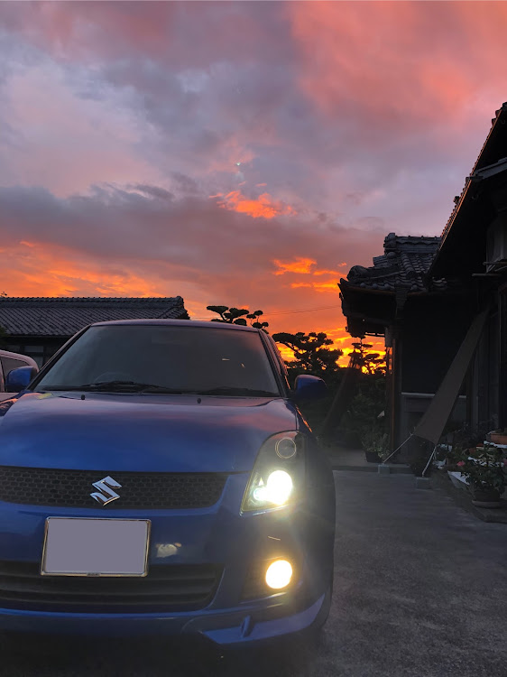 スイフトの夕方・車写活・スイフトライフ・フォグランプ点灯・フォグランプつけるのは真面目に関するカスタム事例の投稿画像2枚目