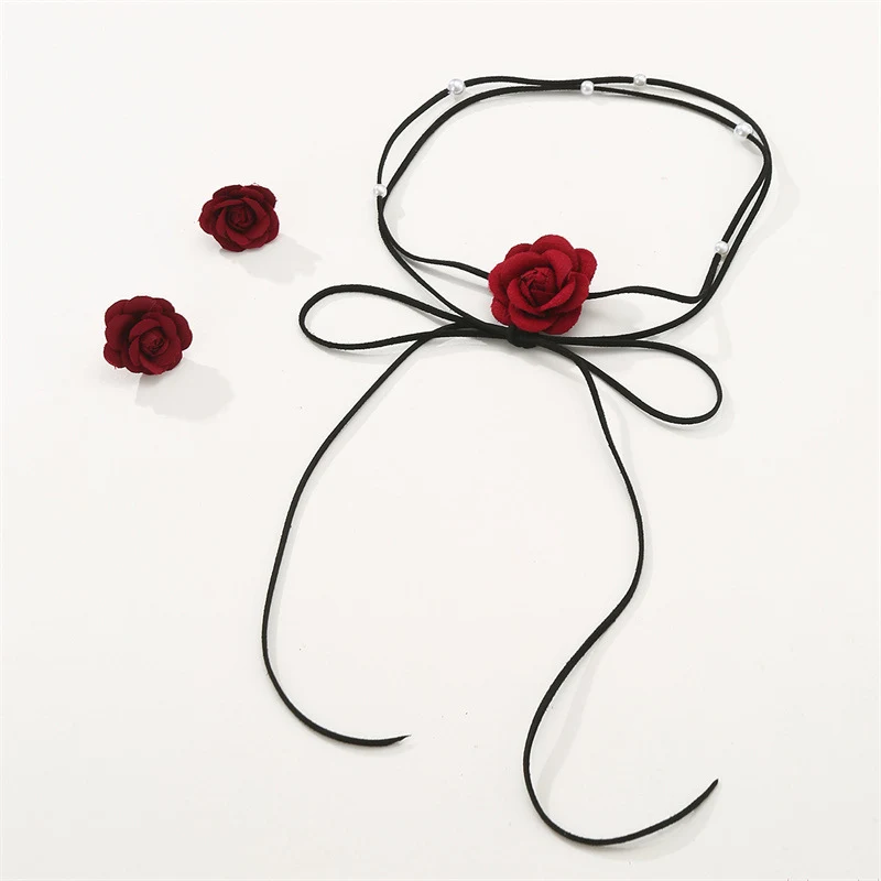 Ensemble collier et boucles d'oreilles en denim Camellia à lacets perlés, un style unique. Sublimez votre look avec cet ensemble élégant et original.