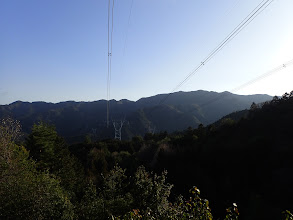 鉄塔伐採地に到着（右にサンヤリ）