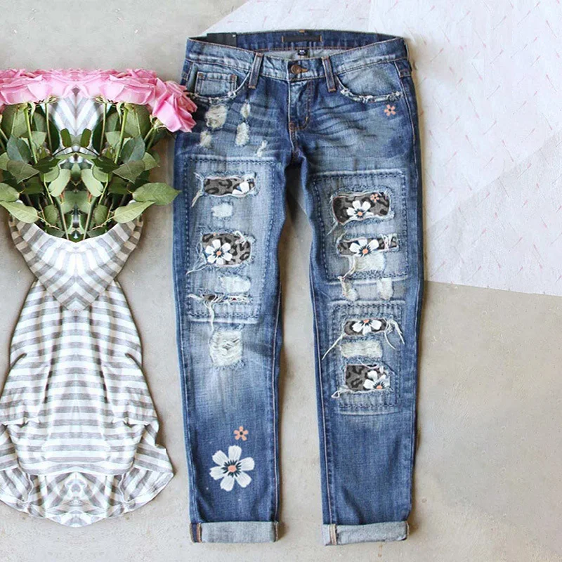 Dames jeans met rafelende stiksels voor kleine voeten. Zorgt voor een stijlvolle en comfortabele look, ideaal voor dagelijks gebruik.