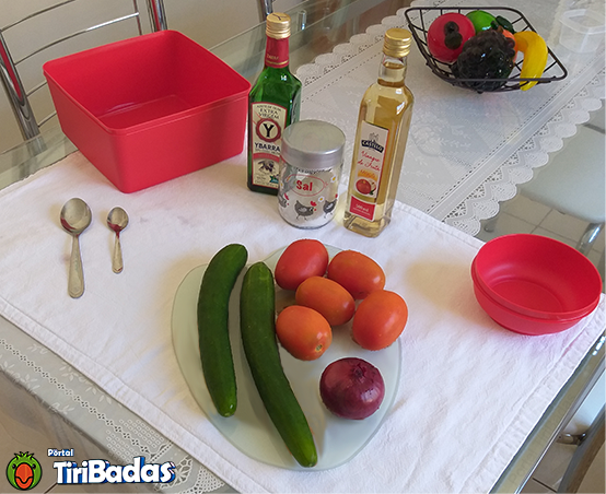 Vinagrete é a mistura do vinagre com azeite acompanhada por tomate, cebola e outros ingredientes.