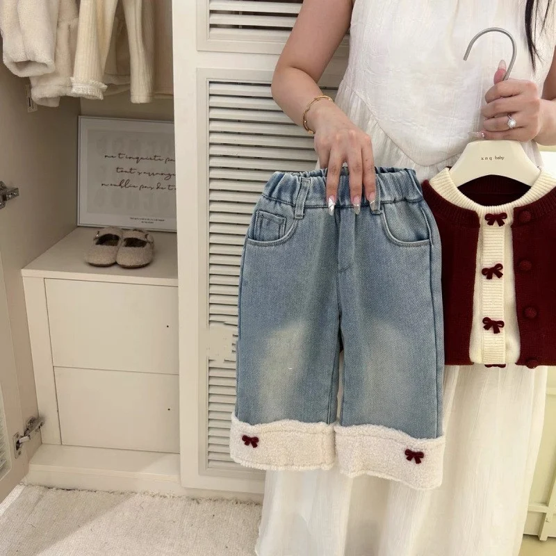 Ensemble Bébé Fille avec Pull Rouge à Nœud et Jean Rembourré en Polaire Amour, pour garder votre petite fille au chaud et stylée