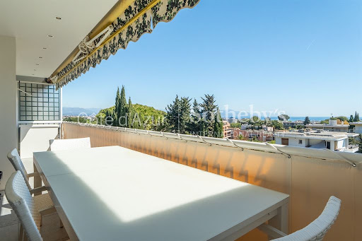 Seaside apartment with terrace 2