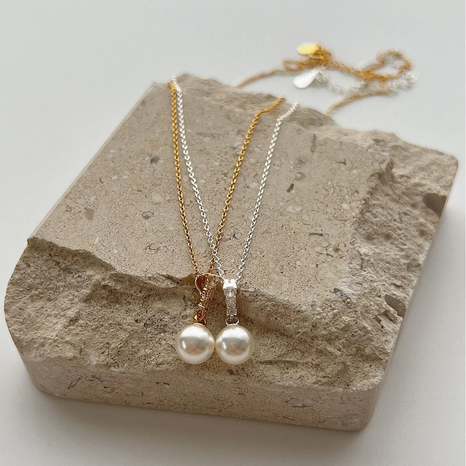 Collier de perles et strass argenté inaltérable, un bijou élégant et durable, parfait pour sublimer toutes vos tenues.