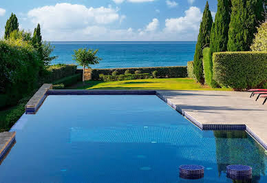 Maison avec piscine et jardin 5