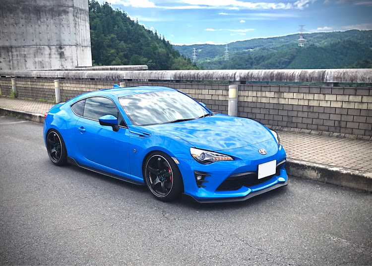 86のお久しぶりです・ブライトブルー・TC4・ピックアップに選ばれたい・右斜め前写真展に関するカスタム事例の投稿画像1枚目
