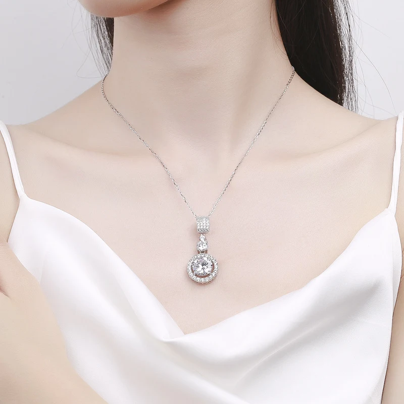 Collier long et simple pour femme en argent sterling S925 avec moissanite, un bijou sauvage pour un style unique et élégant.