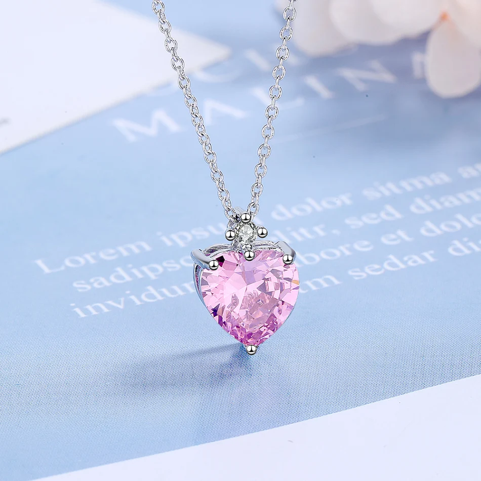 Colar com pingente de coração simples feminino com diamantes, um acessório elegante e delicado para complementar seu visual com um toque de brilho.