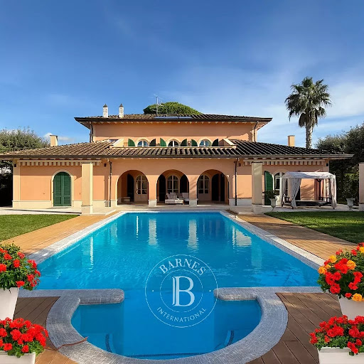 Villa avec piscine et terrasse 1