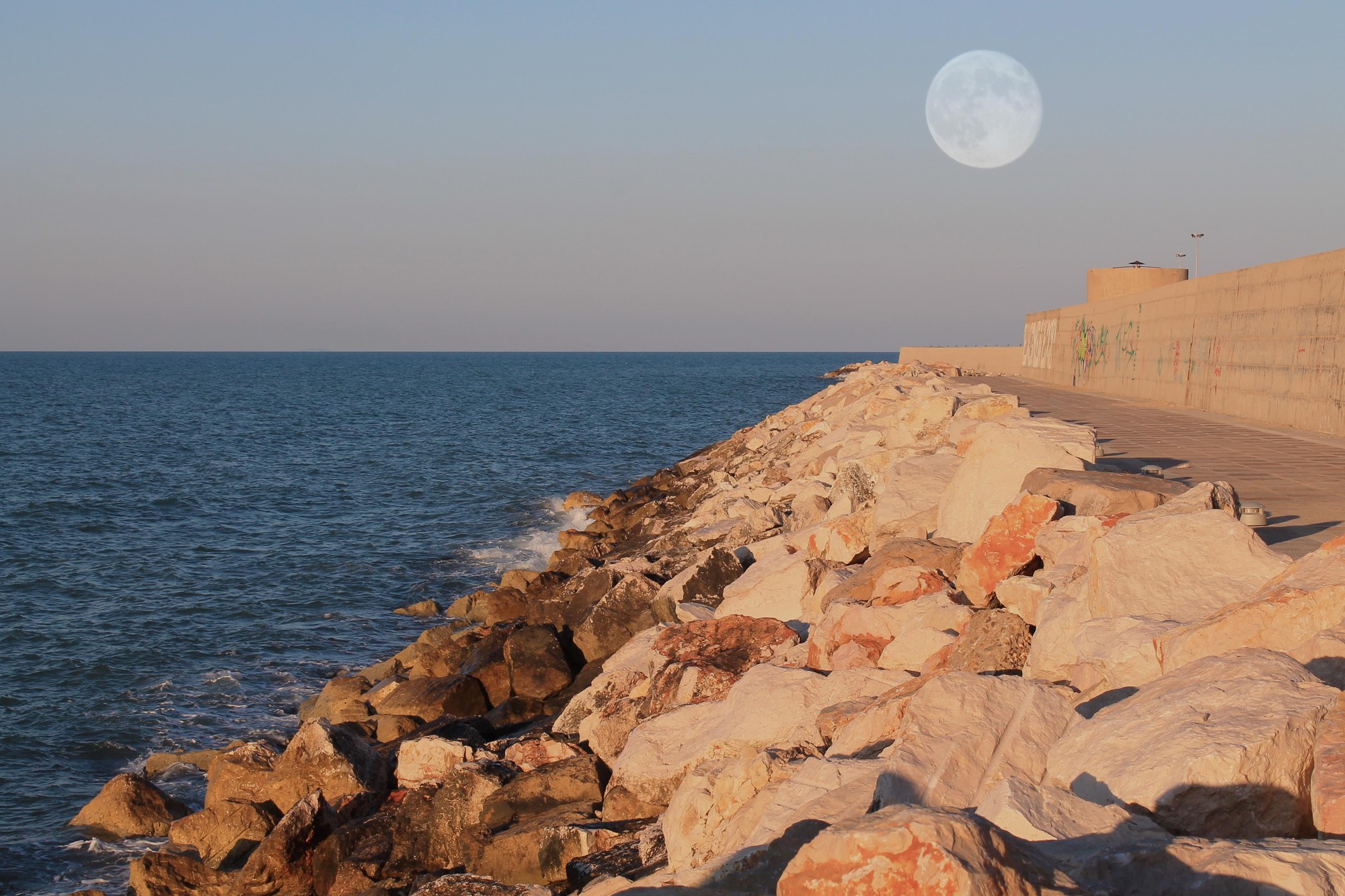 S'io fossi piccolo come il grande oceano, mi leverei sulla punta dei piedi delle onde con l'alta marea, accarezzando la luna. Dove trovare un'amata uguale a me? Angusto sarebbe il cielo per contenerla!  di - Giulia Romagnoli