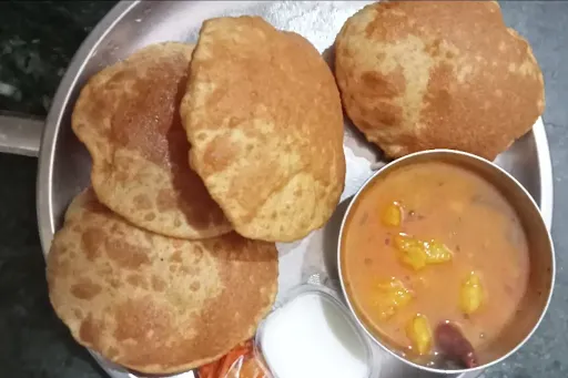 4 Poori With Aloo Sabji