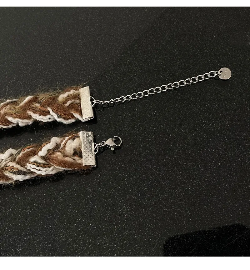 Title 5, Maillard wollen choker vlinderknop ketting. War...