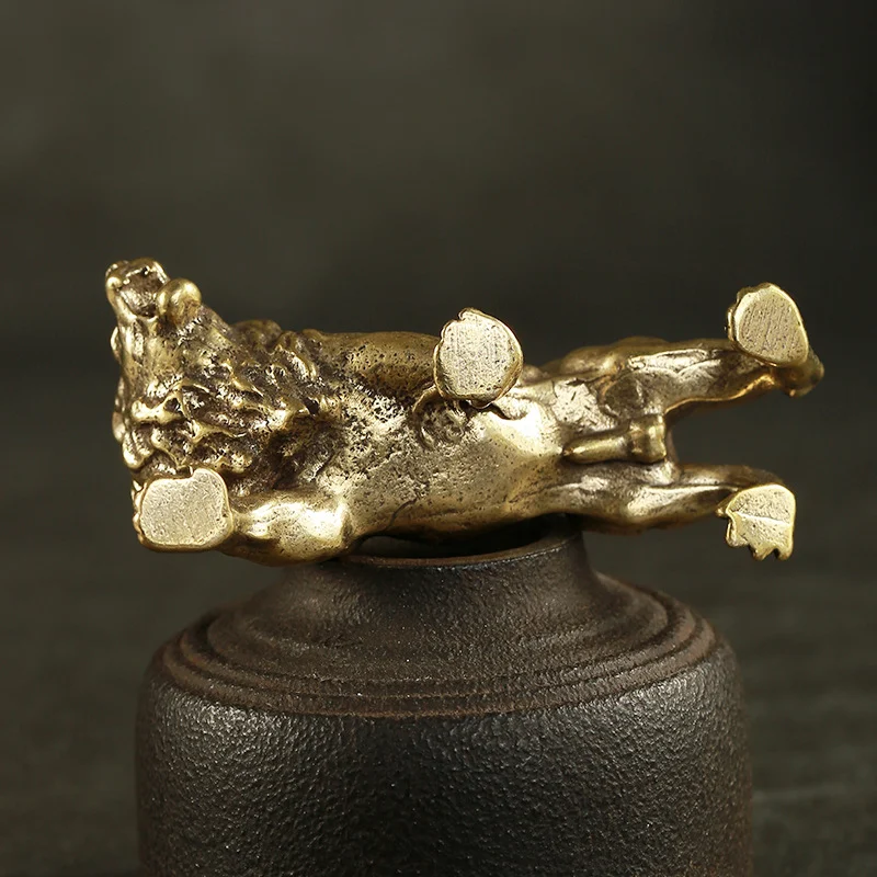 Petit pendentif décoratif lion en cuivre pur antique. Ornement solide, un ajout élégant pour rehausser votre décoration avec un charme intemporel.