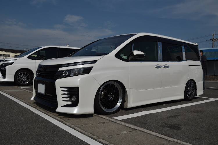 ヴォクシーの土山オートバックス・初顔合わせMT・ちょいRed Style・オールジャンで自由に関するカスタム事例の投稿画像12枚目