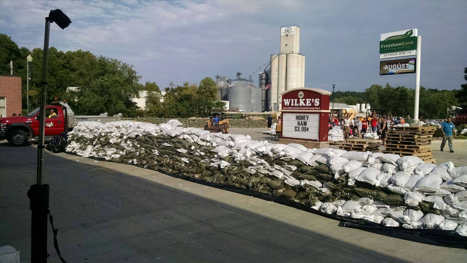 Elkader residents build a sandbag wall to prevent flooding.