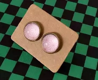 Brincos de botão simples e requintados, redondos e hexagonais. Adicione um toque sutil de sofisticação ao seu visual diário.