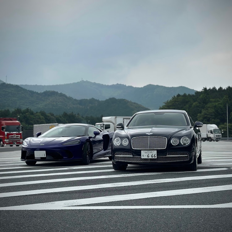 フライングスパーのマクラーレン・マクラーレンGT・ベントレー・ベントレーフライングスパーに関するカスタム事例の投稿画像1枚目