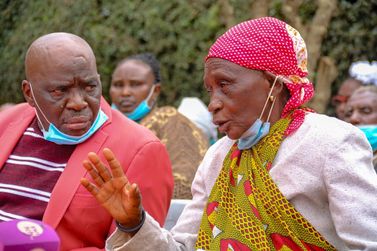 Kandara Lands Residents Association Chairperson PMG Kamau with Milcah Njeri during a press conference at the KHRC headquarters on September 10