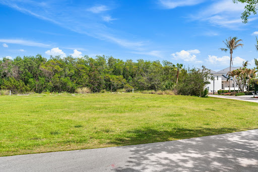 Vacant land with lush vegetation - Prestige land for sale in Vero Beach