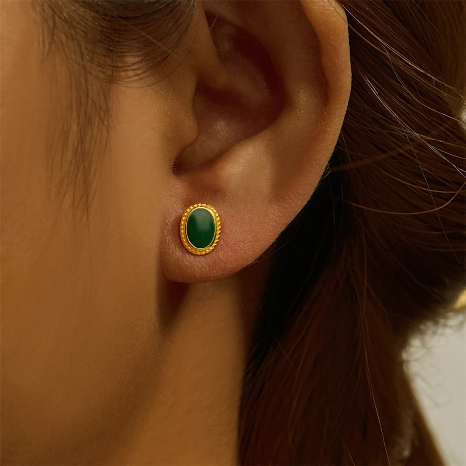 Boucles d'oreilles clous tendance en argent sterling S925 avec pierres précieuses. Bijoux élégants pour femmes, parfaits pour toutes occasions.