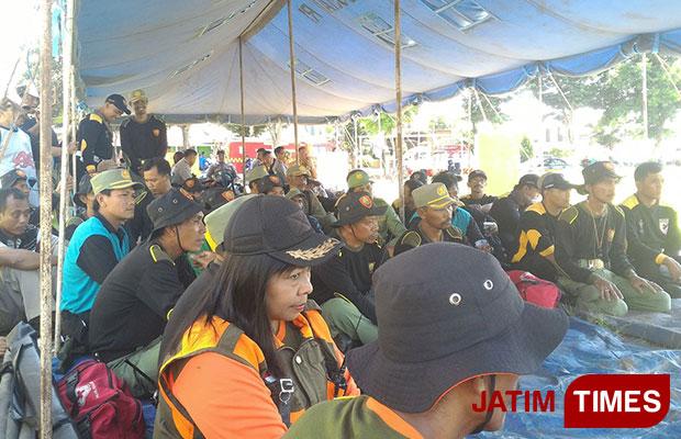 Pembekalan materi sebelum pelaksanaan simulasi penanganan kebakaran di lapangan Desa Landungsari, Rabu (30/12/2015). (Foto: ferry/malangtimes)