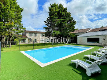 maison à Saint-Jean-d'Angély (17)