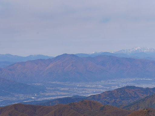 経ヶ岳（後方は笠ヶ岳や穂高連峰）